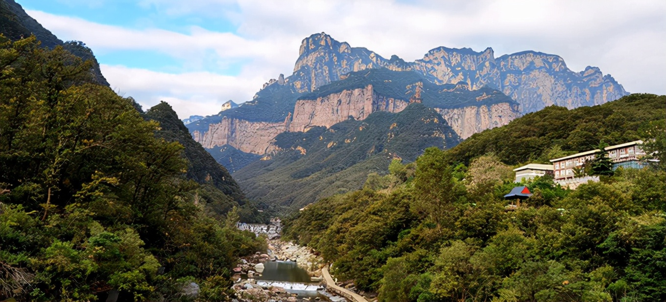 八道沟景区大门,八里沟二道门民宿