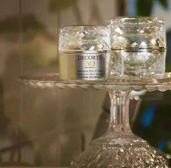 一支口红一百多一瓶粉底液,一支口红500