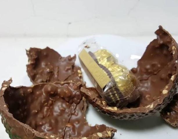 88元买了1个最大的金莎巧克力，准备吃7天，结果1刀下去崩溃了！