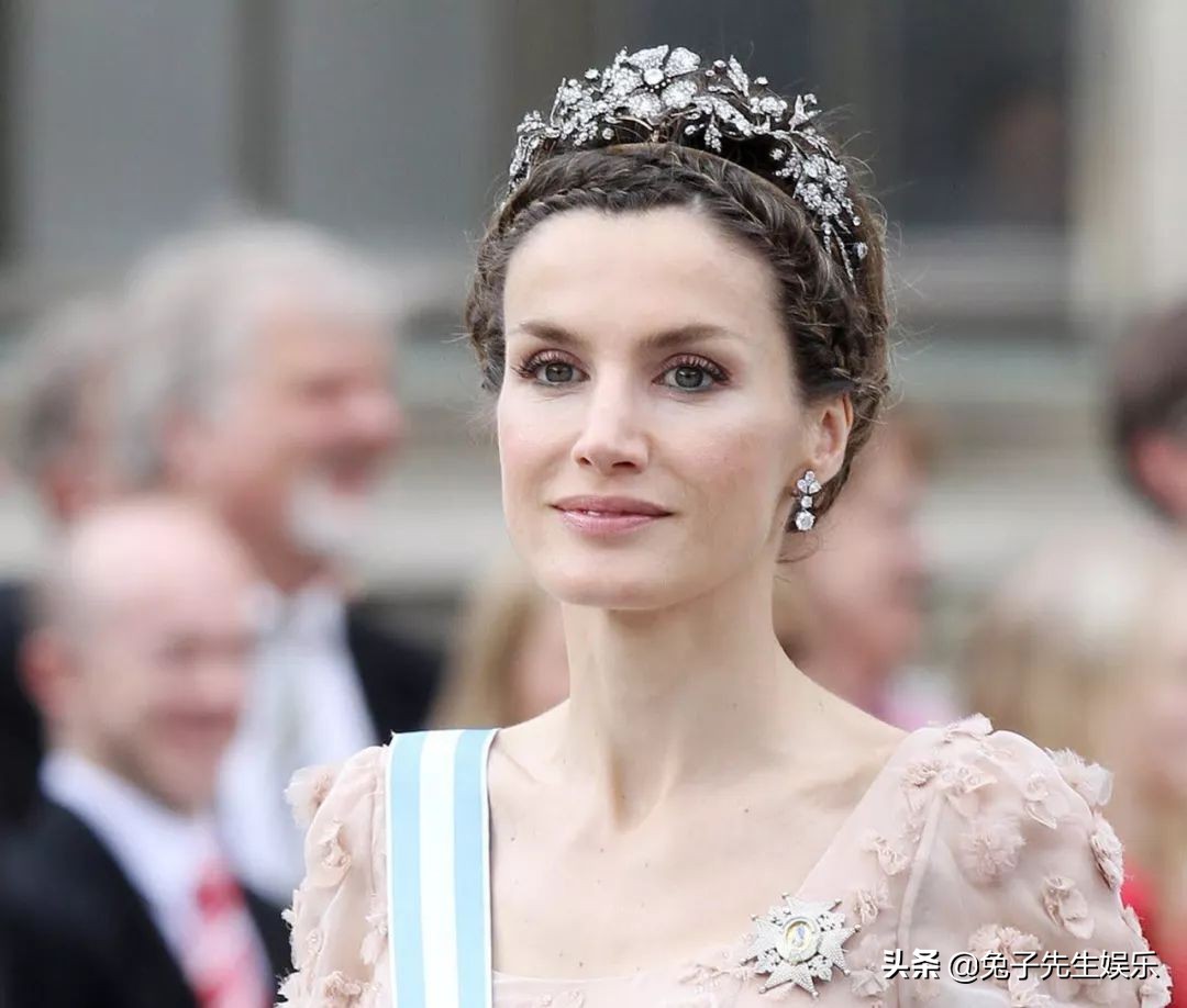 西班牙王后穿红衣服戴皇冠,西班牙王后戴帽子