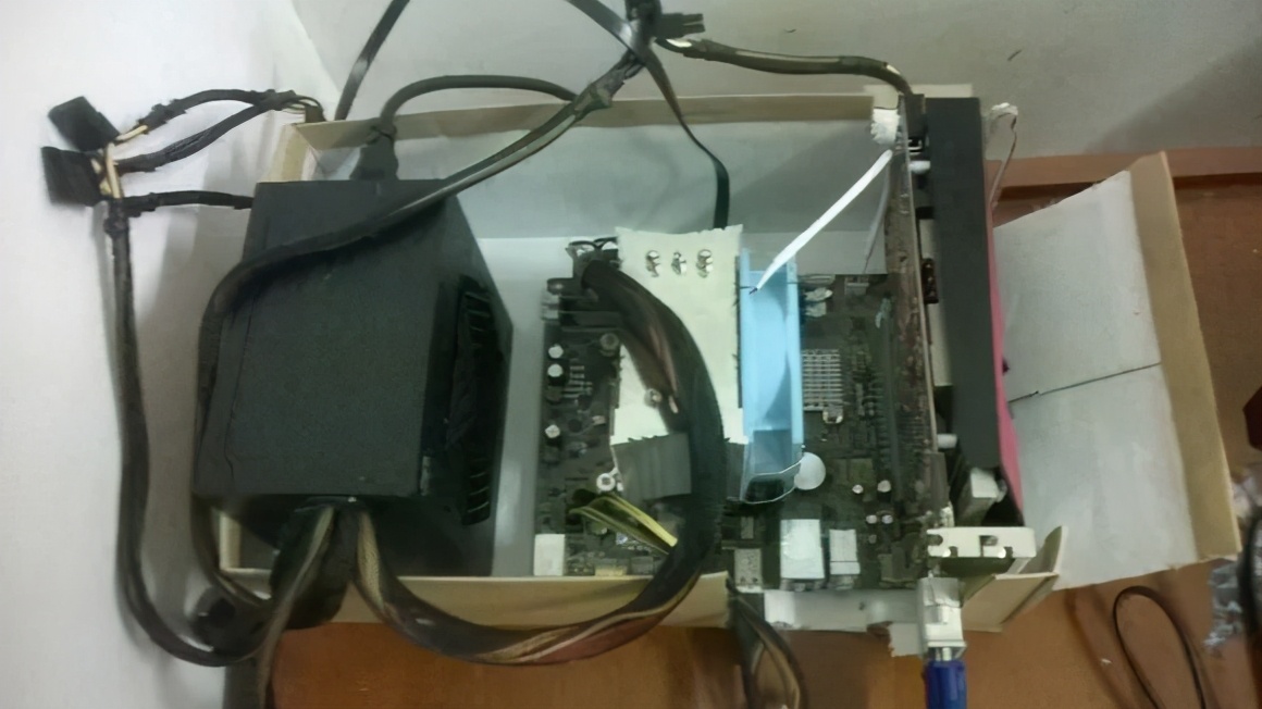 直男什么都可以凑合，但他的电脑必须发光