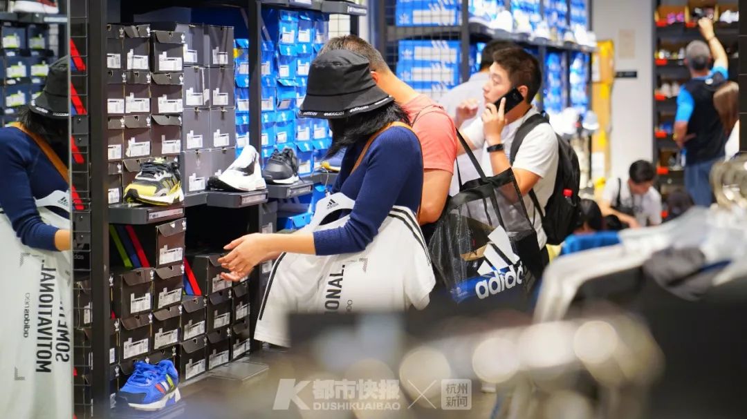 身上穿了假的耐克,年轻人都穿的耐克阿迪是不是真的