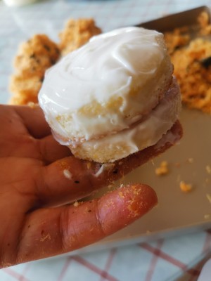 这届年轻人太拼了！想吃块蛋糕得请人代排队，明明会打鸡蛋就能做