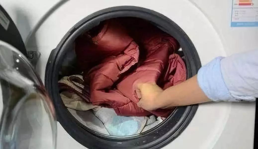 羽绒服表面发霉可以用酒精擦吗,羽绒服放衣柜里会发霉怎么回事