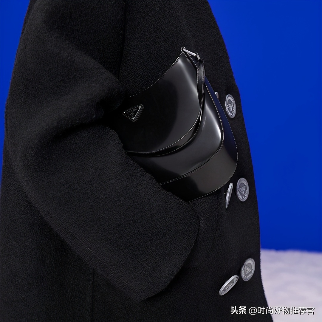 prada绗缝尼龙男士包,prada徽标印花帆布包