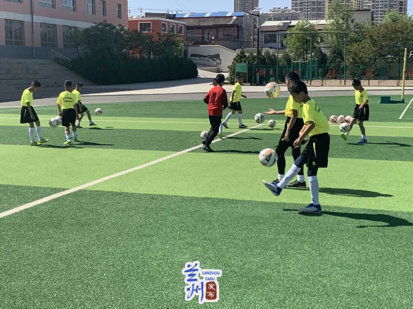 甘肃青少年校园足球联赛,小足球大梦想视频