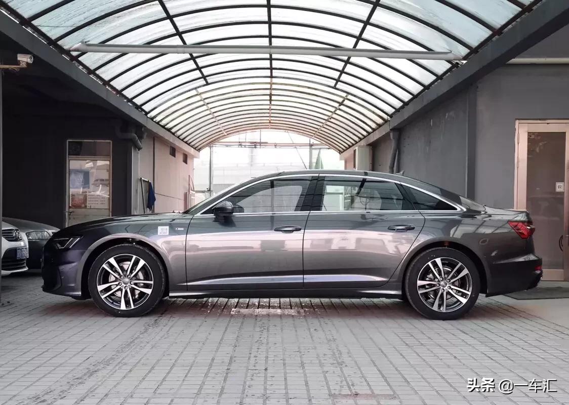 奥迪a6l豪华致雅型对比宝马5系,同级别的奥迪a6l