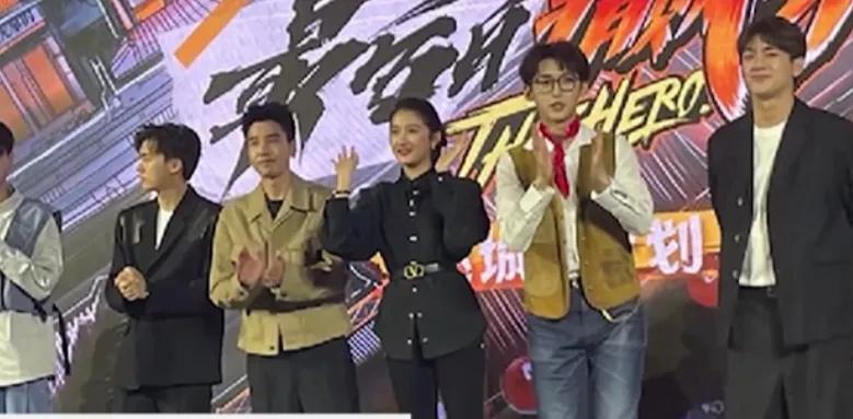 关晓彤皮靴掉色染黑袜子，毫无偶像包袱晒照，网友爆笑：脚好大