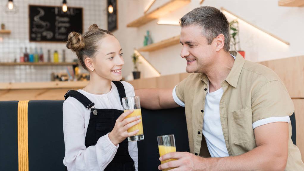 女儿十岁该如何与继父相处,15岁女儿和父母疏远