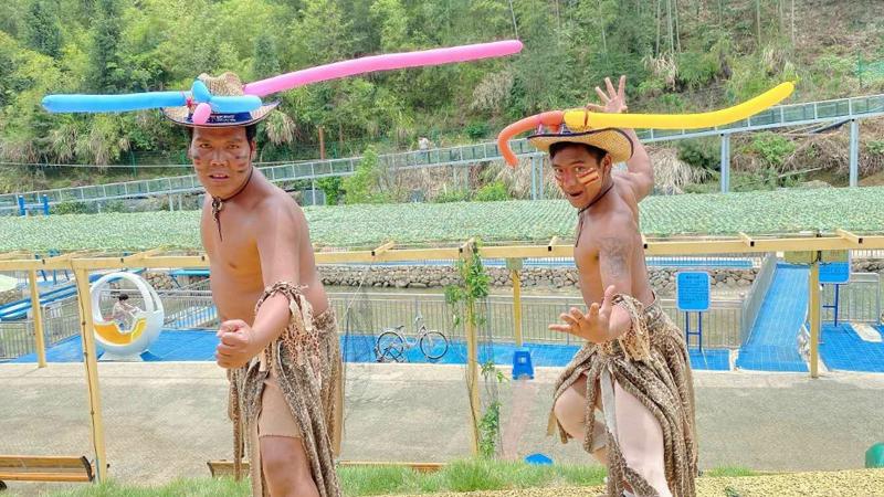 “一米帽”太可爱了！学生戏称回到宋朝，游客争相多要几个