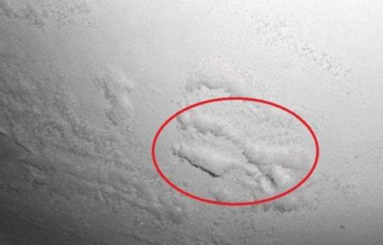 乳胶漆面漆当底漆用了还能补救吗,工人用涂料刷墙