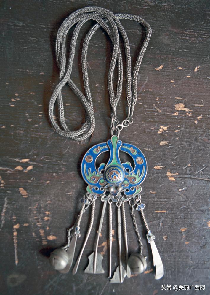 广西壮族脖子银饰图片,广西壮族银饰头饰