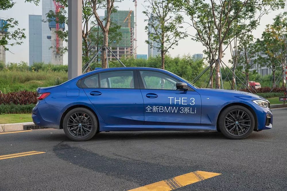宝马新3系320和325哪个更值得买,试驾最新宝马3系