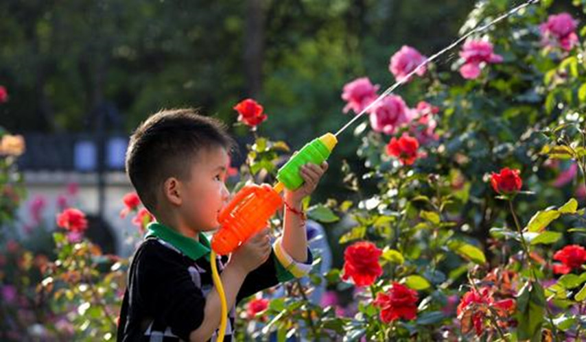 亲戚家熊孩子来我家砸游戏机,过年亲戚家来的熊孩子视频