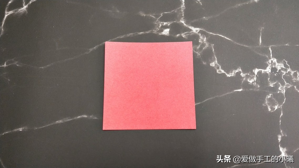 玫瑰花正方形折纸教程图解,怎么样用折纸叠出来简单的玫瑰花