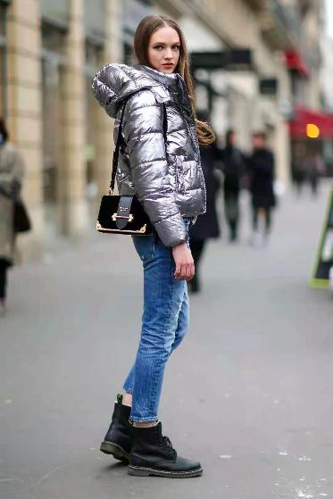 短款宽松羽绒服搭配单跟鞋,洋气短款羽绒服搭裤子