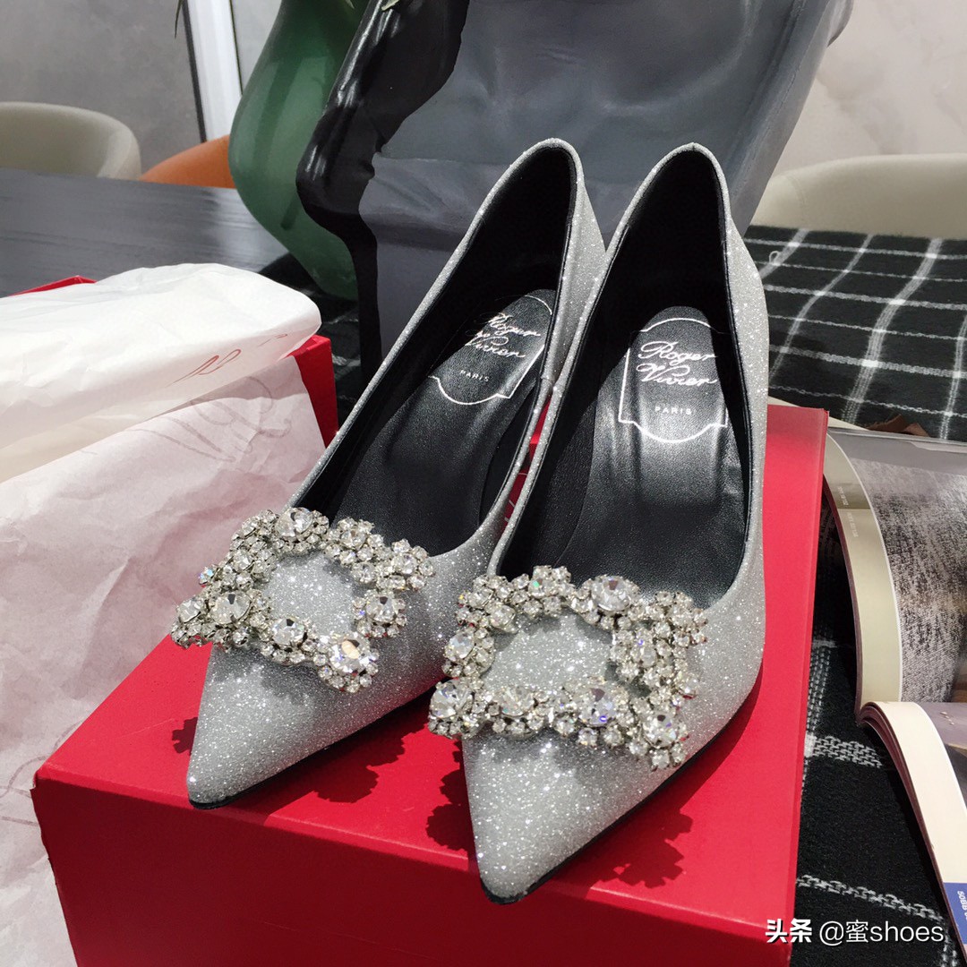 唐嫣同款rv鞋,唐嫣结婚时穿的婚鞋