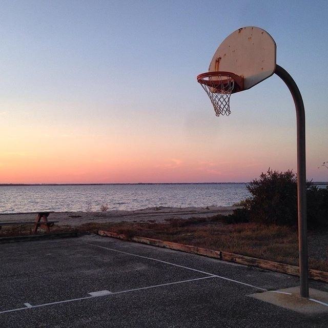 为什么现在人爱打篮球,为什么踢足球的人不打篮球