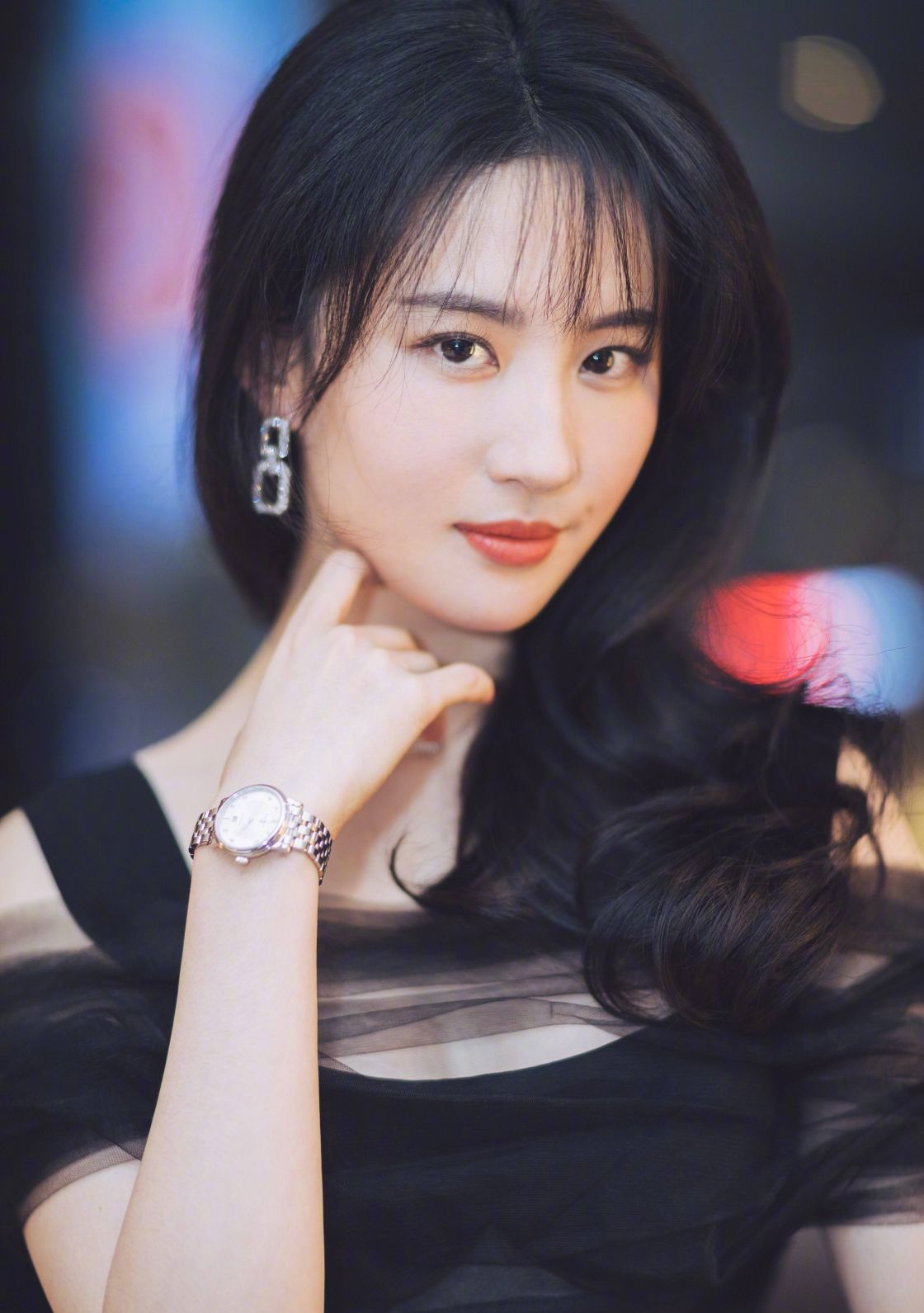 真正的美人在骨不在皮，脸上都有这3个特征，越老越有气质