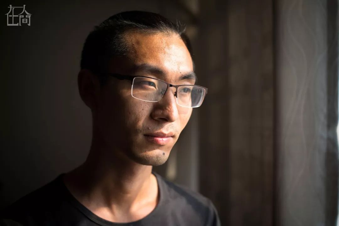 在人间丨情趣内衣小镇的乡村女工，每天往返于工厂与田地之间