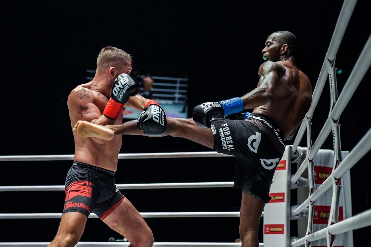 各路冠军金腰带一来就输！这个赛事有点诡异