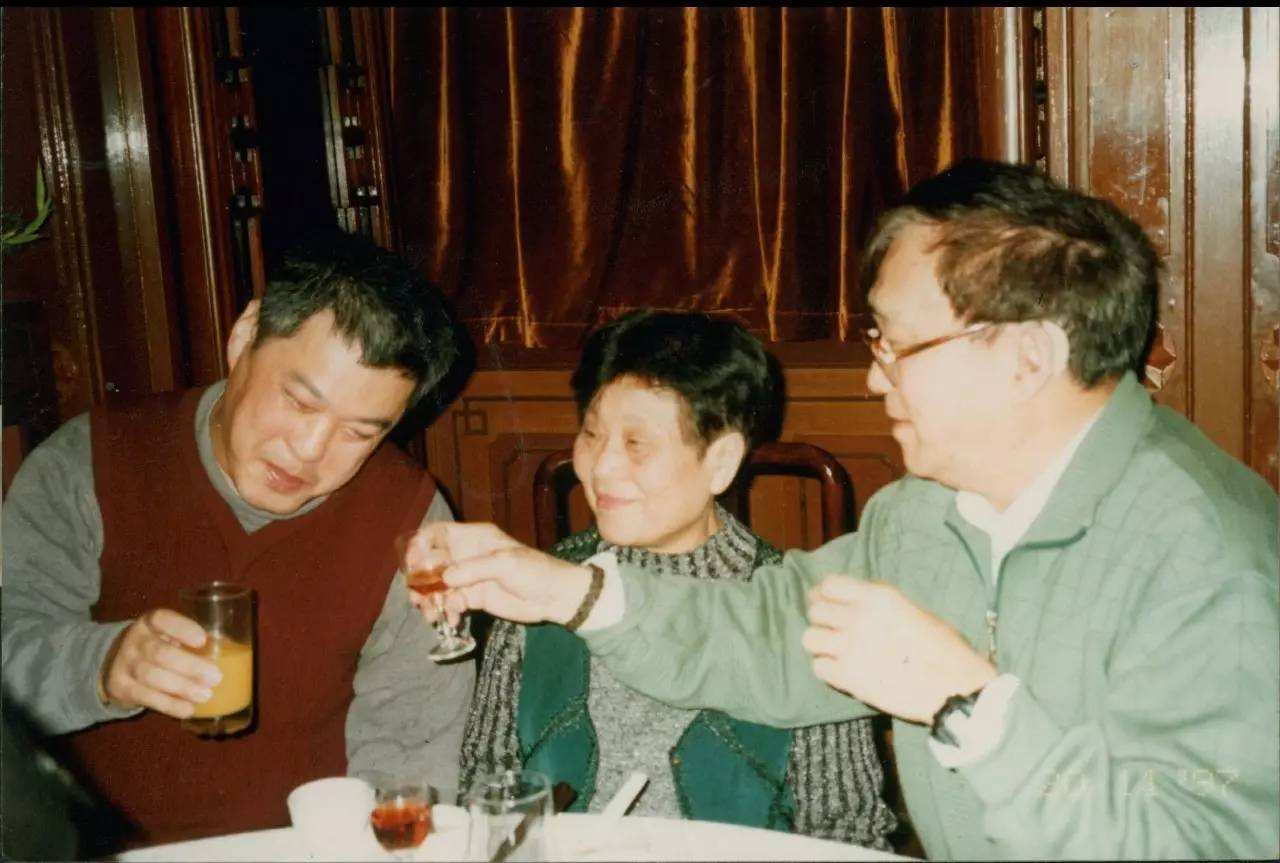 刘晓庆姜文谢晋照片,谢晋去世明星落泪