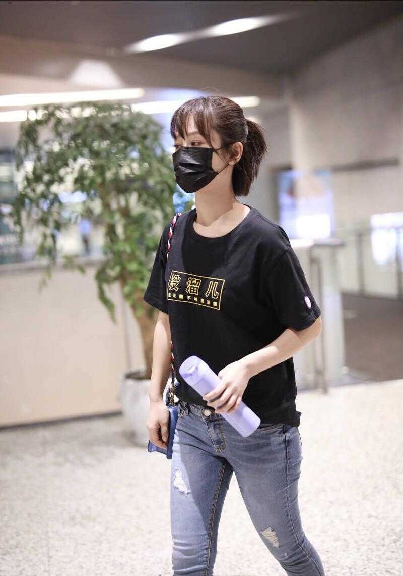杨紫机场造型又翻车，简单穿黑T恤配紧身牛仔裤，显胖怕有10斤