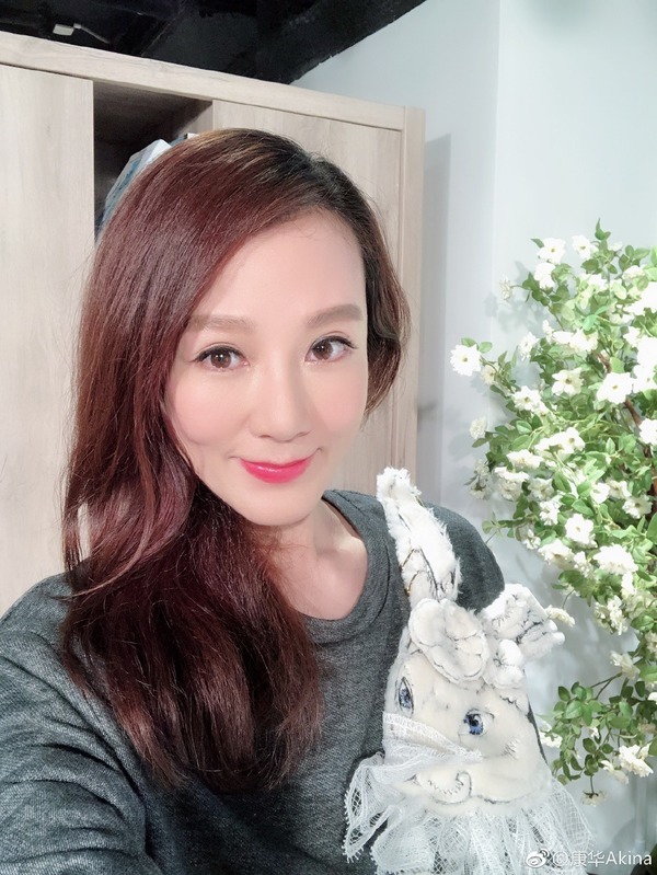 成熟美魔女康华，耗百万尽孝道，妩媚又独立却历经10年感情空白