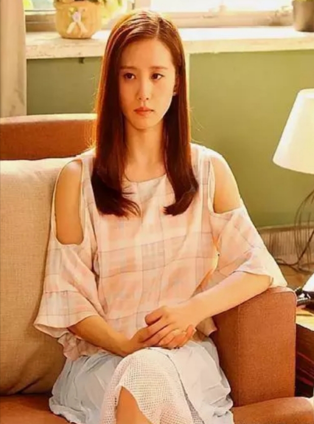 刘诗诗身穿针织衫配彩条纹阔腿裤,刘诗诗白衬衫搭刺绣裙造型清爽