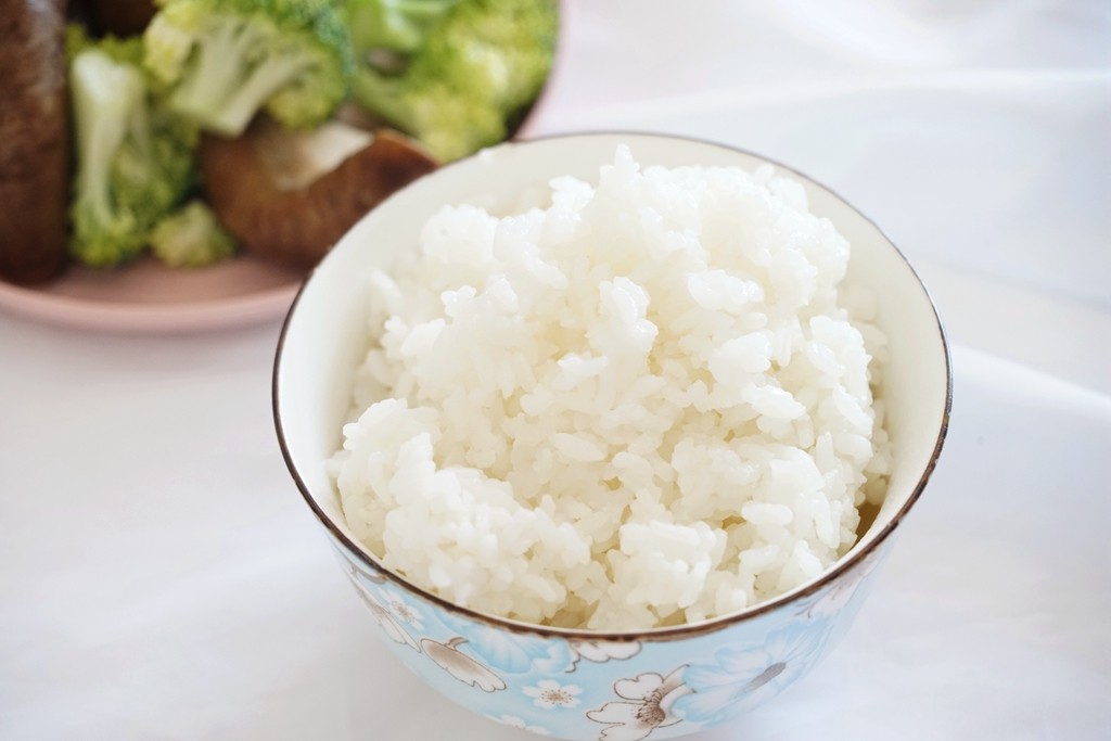 美的纤v智能饭煲5l,美的蒸炖锅测评