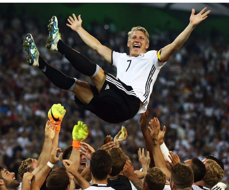 足球圈也有一只小猪，但他很乖。