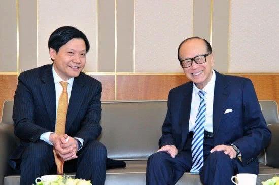 戴口罩直播一天卖300百万的雷军，像极了当初的李嘉诚。