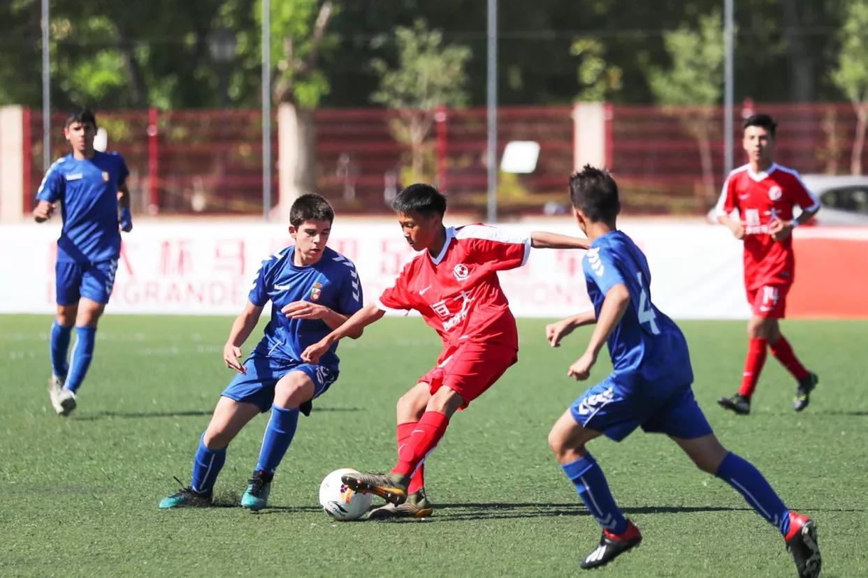 “努力学习刻苦训练”许家印亲临现场并鼓励小将