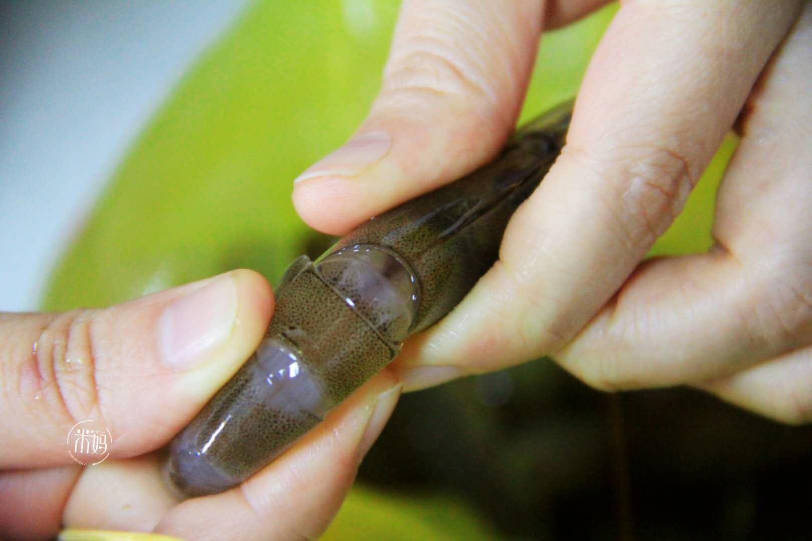 原来剥虾壳这么简单,学会这个诀窍,3秒去掉虾壳,轻松又完整