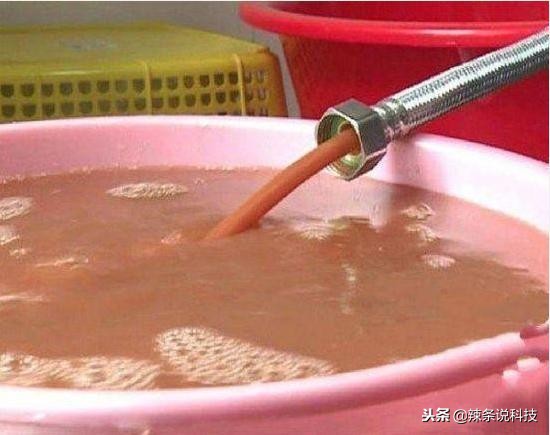 热水器一个开关打开流脏水,热水器有个小孔一直流水怎么办