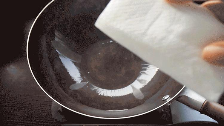 铁锅炒菜永久不粘锅小窍门,怎样开铁锅才不粘锅不生锈