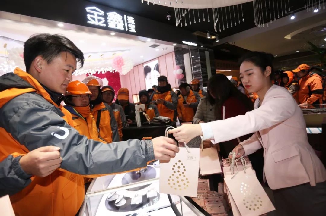 金鑫珠宝郑州永和铂爵店亮相，引数百名跑男排队代购