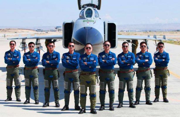 特级战斗机飞行员每月工资多少钱,战斗机飞行员一年收入多少