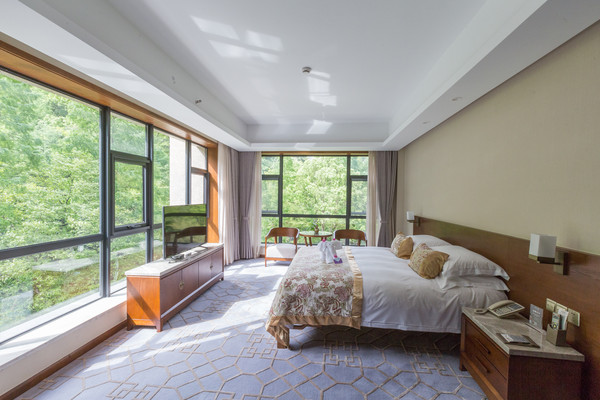 深藏在森林之中的温泉酒店，周末度假的好地方