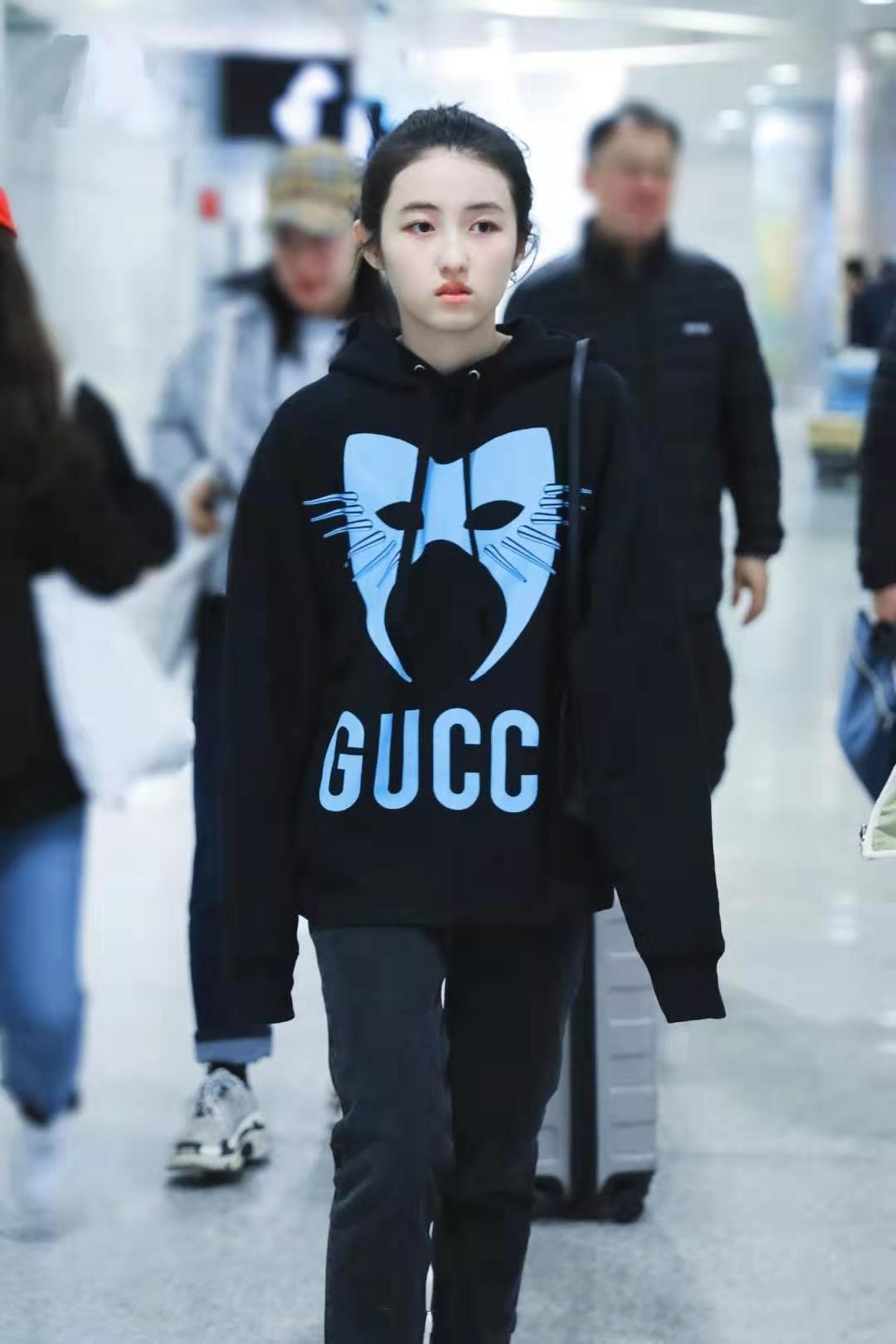 张子枫背大牌包包现身机场,张子枫穿西装现身机场