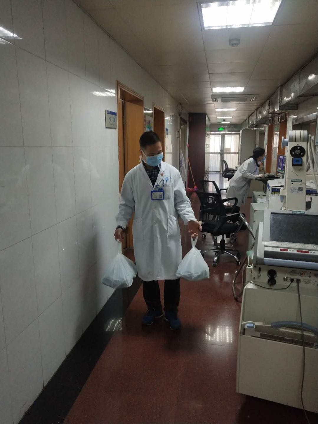 疫情防控期间党旗飘扬,抗击疫情党旗飘飘党徽闪亮