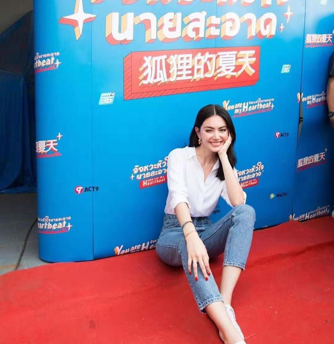 她不愧是泰国最年轻影后，穿衣品味一绝，老气外套都能穿出少女感