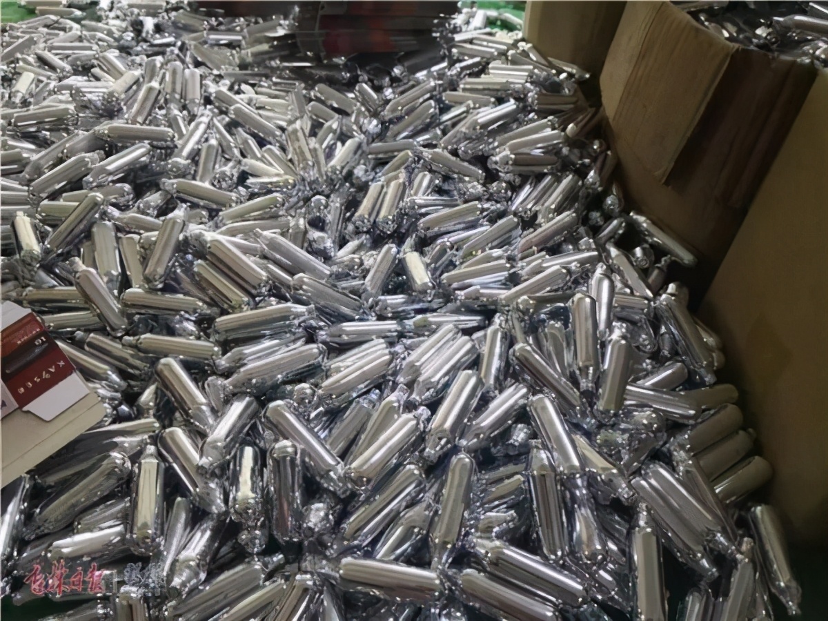 朋友圈卖笑气被抓涉案金额15万,非法经营笑气获利3000判几年