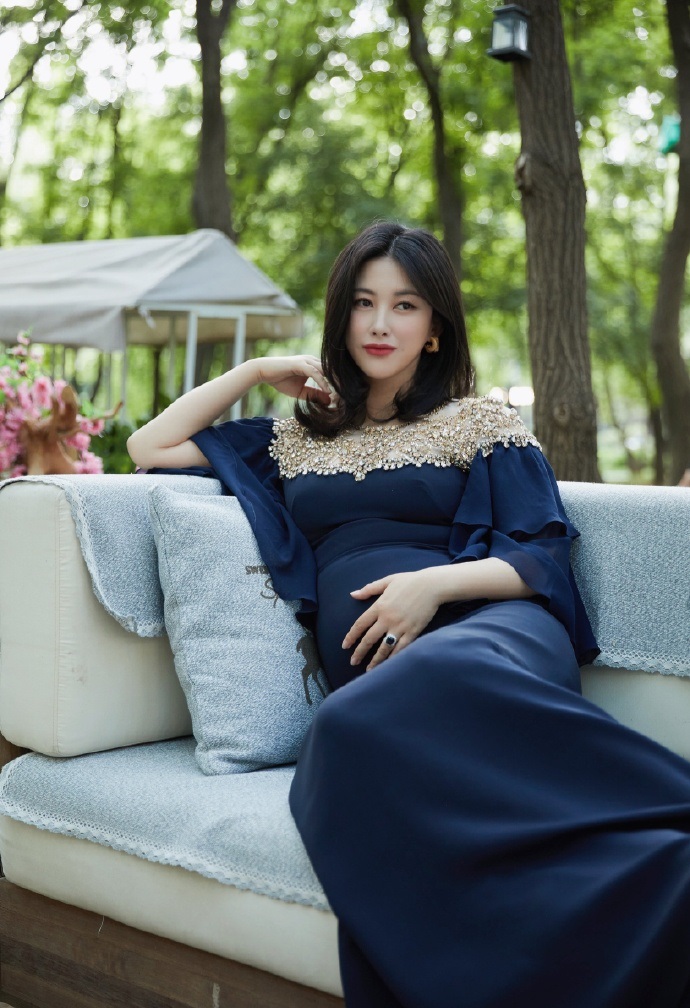 朱珠孕期图片,朱珠产后首次露面感叹当妈不容易