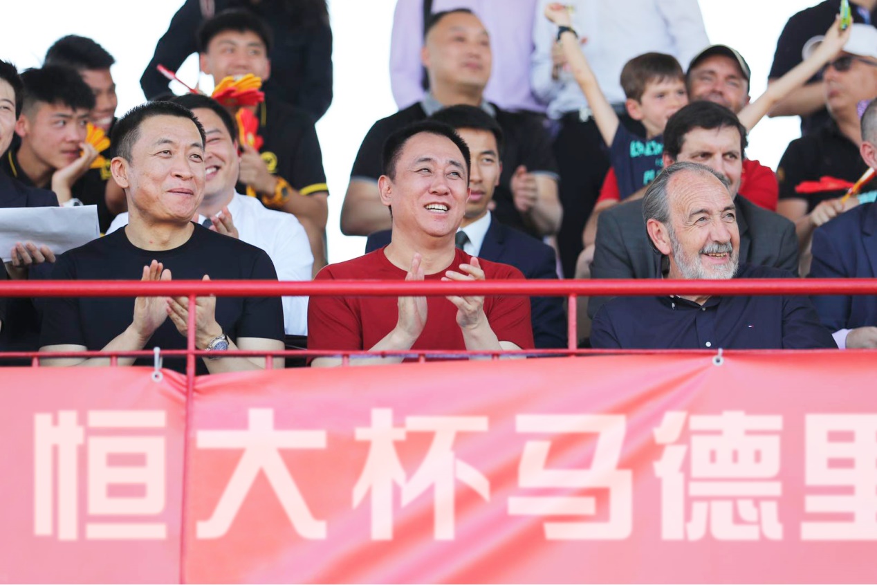 恒大足校在足球王国打磨青训之星,许家印马德里探班青训小球员