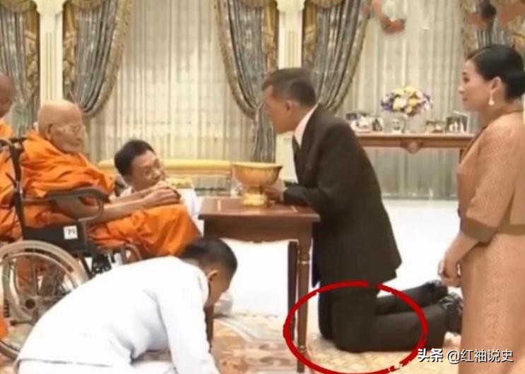 泰王跪拜泰国国王完整版,泰王跪拜中国皇帝