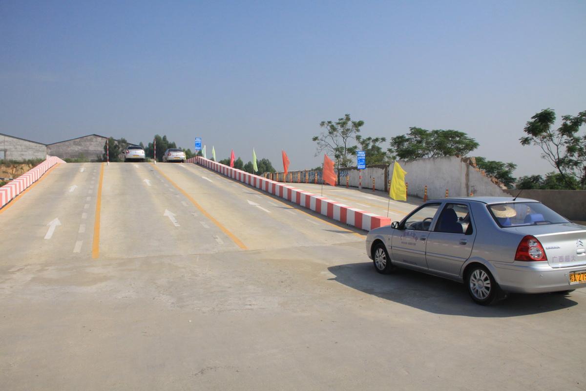 科目二半坡起步不熄火不溜车技巧,科目二考试半坡起步熄火怎样补救