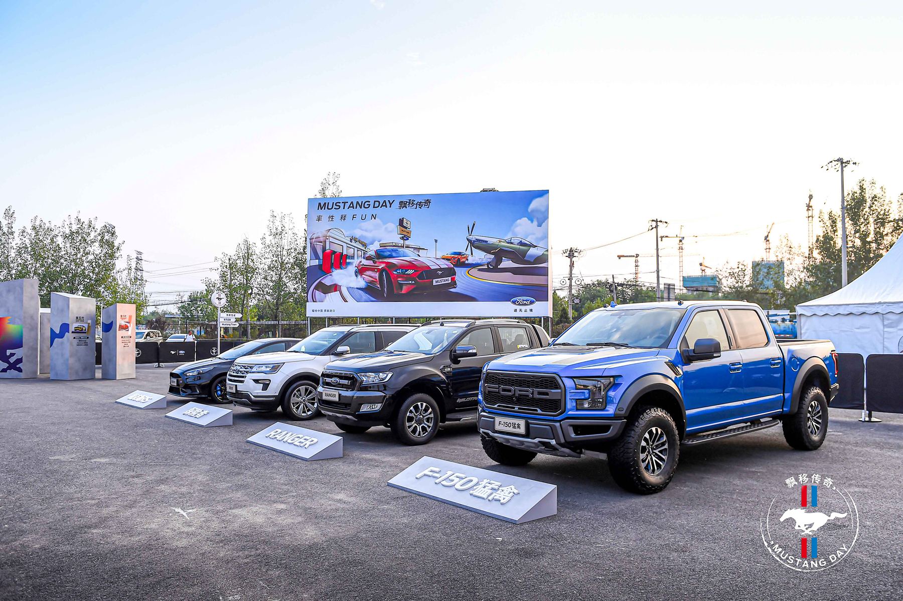 开mustang漂移,烧胎起步漂移的视频