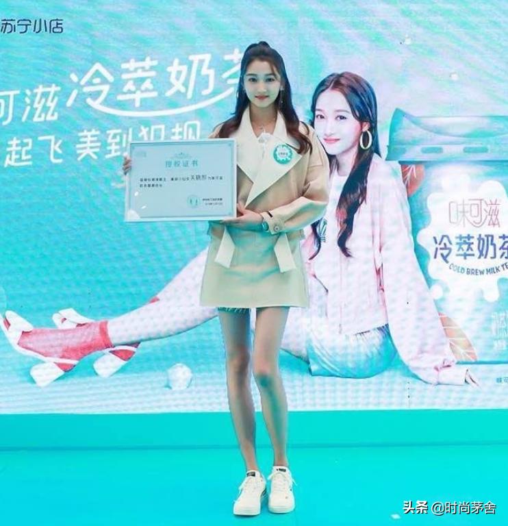 关晓彤安踏休闲鞋透气厚底增高,关晓彤穿安踏g6休闲老爹鞋