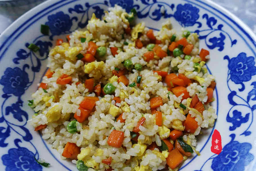 清蒸鲈鱼最简单最好吃的家常做法,清蒸鲈鱼最正宗的做法